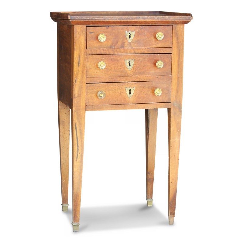 A walnut bedside table. Three drawers. Swiss. (Missing a shoe) - Moinat - End tables, Bouillotte tables, Bedside tables, Pedestal tables