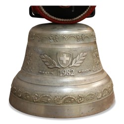 Une cloche en bronze "1982" de la fonderie Bergere Bärau