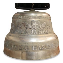 Eine Bronzeglocke „1993 / 25 Jahre BVZG Hasle BE“ aus der Gießerei Berger Bärau