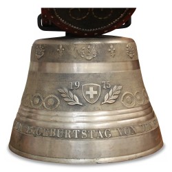 Une cloche en bronze "1975 Geburtstag" de la fonderie Berger Bärau