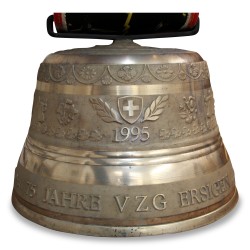 Eine Bronzeglocke „1995/75 Jahre VZG Ersigen“ aus der Gießerei Berger Bärau