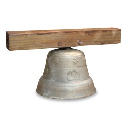 Une cloche avec une potence en bois