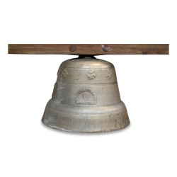 Eine Glocke mit einem hölzernen Galgen