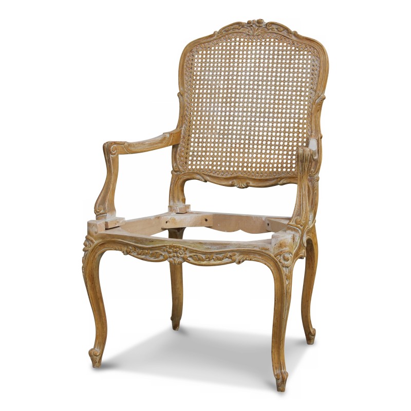 Un fauteuil de style Louis XV en Hêtre, richement sculptée. Dossier cané. Modèle - Moinat - Fauteuils