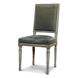 Une chaise Louis XVI, dossier carré recouvert de tissu vert. Modèle