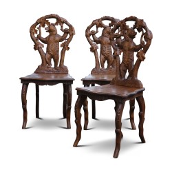 Ein Satz von drei „Ours“-Stühlen aus geschnitztem Holz aus Brienz. Ordner später wiederherstellen