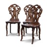 Un lot de trois chaises "Ours" en bois sculpté de Brienz. Restauration dossier plus tardif - Moinat - Brienz