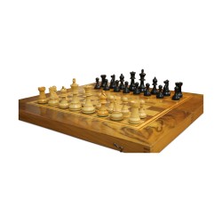 Holzkiste mit Schach- und Backgammonspielen mit Figuren