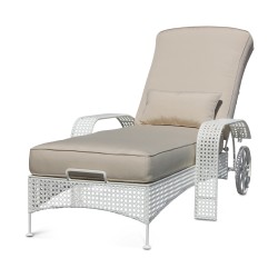 Une chaise longue modèle "Haute Rive" en fer forgé, coloris blanc
