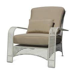 Un fauteuil modèle "Haute Rive" en fer forgé, coloris blanc