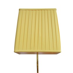 Un luminaire "By Moinat" orné d’une pierre cristal coloris jaune, d’un socle en laiton brossé