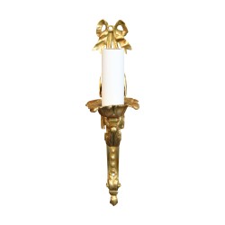Eine Leuchte im Louis XVI-Stil aus vergoldeter Bronze und alter Patina