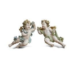 Une paire d’anges en bois sculpté à l’Italienne, décor polychrome