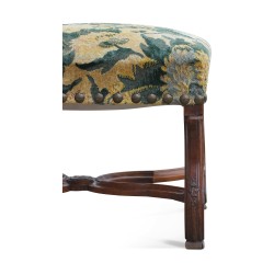 路易十四座椅，采用雕刻精美的胡桃木制成，表面覆盖“Aux popvots”面料