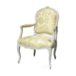 一对路易十五平背扶手椅，上面覆盖着“兰帕斯丝绸”面料。巴黎