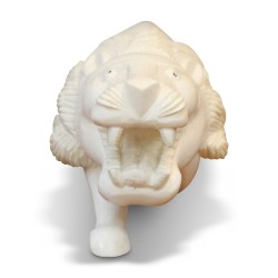 Un accessoire de décoration "Lion" sculpté en ivoire. Afrique