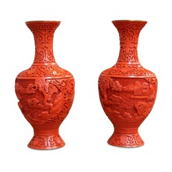 Пара красных лаковых ваз с богатой резьбой, нижняя и внутренняя поверхность которых покрыты синей эмалью.