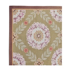 Un tapis "Aubusson", coloris vert, rose, marron et noir