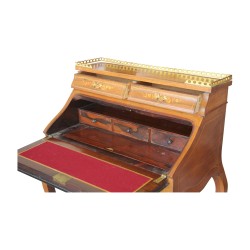 Un bureau à abattant Napoléon III en palissandre, marqueté et orné de bronze. Vers 1870