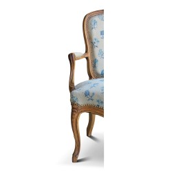 Une assise Louis XV cabriolet grand modèle en noyer, richement sculpté.