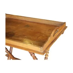 \"X\"形桌子，搭配\"Butlerstray\"胡桃木桌面和车削山毛榉木桌腿。约1970年