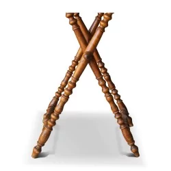 \"X\"形桌子，搭配\"Butlerstray\"胡桃木桌面和车削山毛榉木桌腿。约1970年