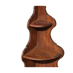 一个悬挂的杉木架子，手工制作的作品。
