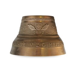 A bronze decoration \"1992, 100 years VZG Heitenried\" from the Berger Bärau foundry.