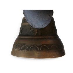 Une cloche en bronze de la fonderie "Barinotto" de La Chaux-de-Fonds.