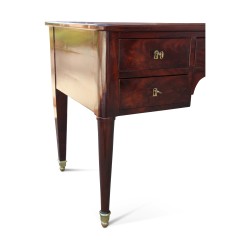 Un bureau plat directoire en acajou, cinq tiroirs sur pied bronze