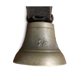 A small bell from the \"Barinotto Chaux-de-Fond\" foundry with a leather collar