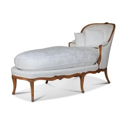 Une assise Louis XV en noyer, recouvert d’un tissu beige. Travail Lyonnais. France.