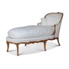 Une assise Louis XV en noyer, recouvert d’un tissu beige. Travail Lyonnais. France. - Moinat - 扶手椅