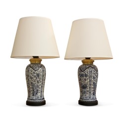 Une paire de luminaires vase porcelaine "Delpht" sur socle bois coloris noir et abat jour blanc