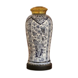 Une paire de luminaires vase porcelaine "Delpht" sur socle bois coloris noir et abat jour blanc