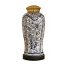 Une paire de luminaires vase porcelaine "Delpht" sur socle bois coloris noir et abat jour blanc - Moinat - Lampes de table