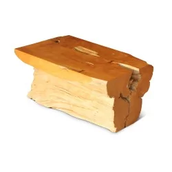 Ein Couchtisch „Trunk“ aus Walnussholz