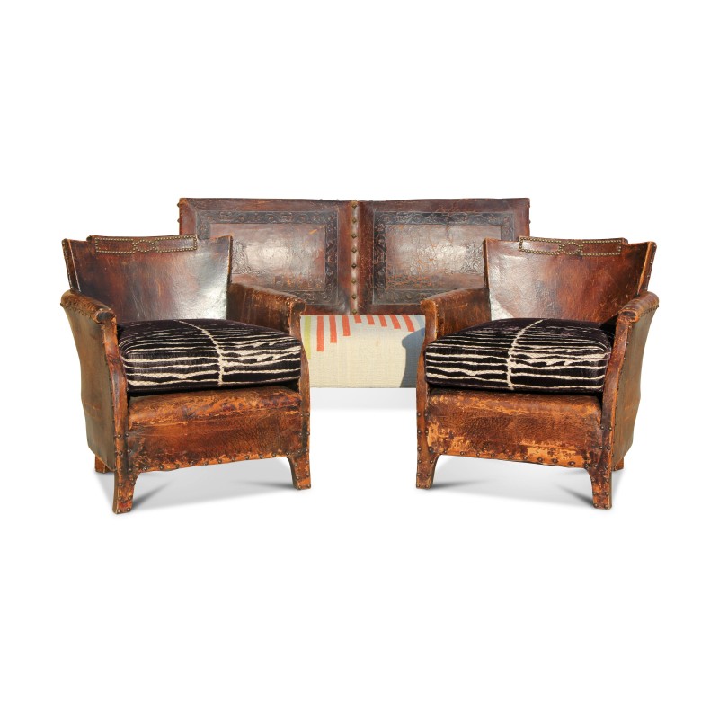 A seating set including a sofa and two leather armchairs, velvet cushion - Moinat - Ensembles