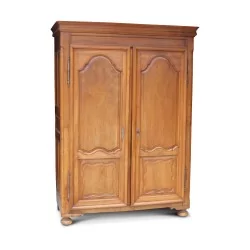 Armoire vaudoise en noyer richement moulurée pieds "Boules", cinq étagères et un rayon