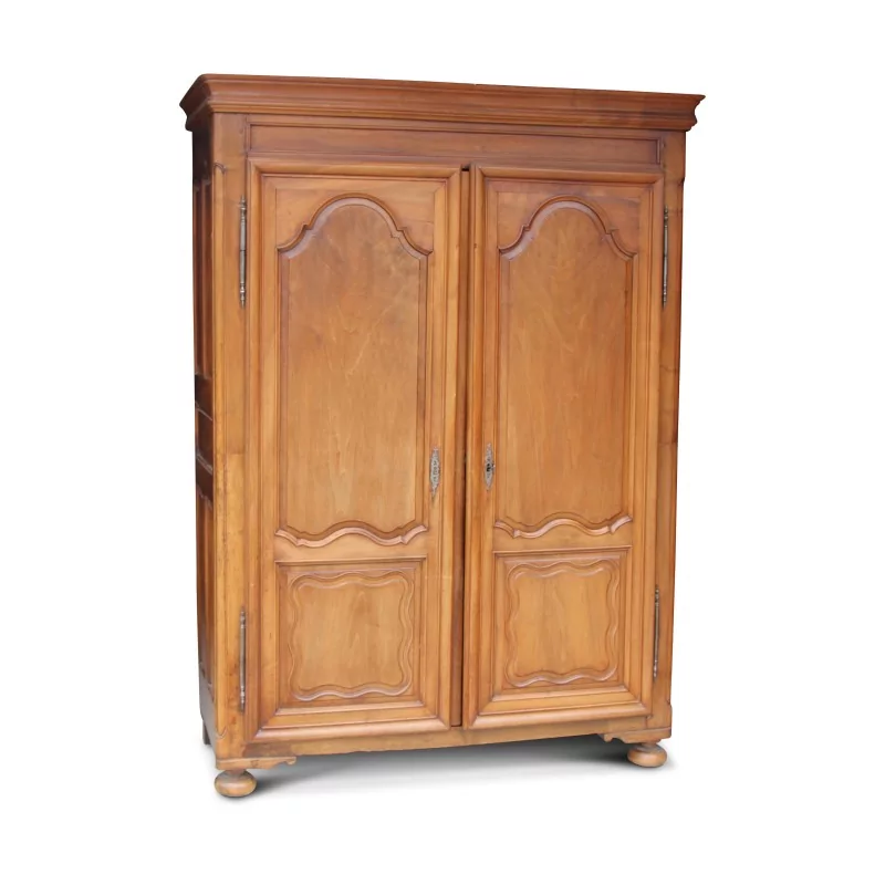 Armoire vaudoise en noyer richement moulurée pieds "Boules", cinq étagères et un rayon - Moinat - Armoires