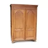 Armoire vaudoise en noyer richement moulurée pieds "Boules", cinq étagères et un rayon - Moinat - Armoires