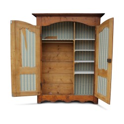 A fir storage unit, two doors, a shelf and five shelves. Vaudoise