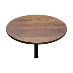 Ein Bistrotisch mit Eichenplatte und Gusseisengestell