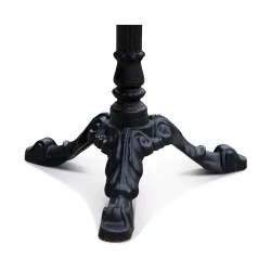 Ein Bistrotisch mit Eichenplatte und Gusseisengestell