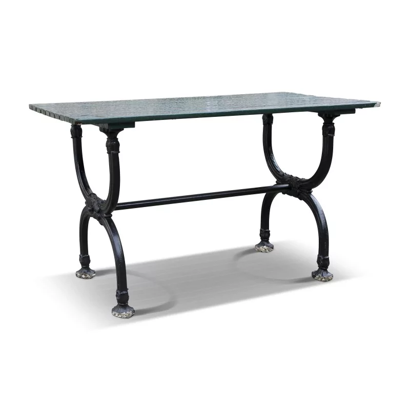 一张花园桌，绿色橡木桌面，铸铁底座。 - Moinat - Tables