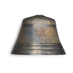 Une cloche de vache en bronze montée sur un collier cuir.