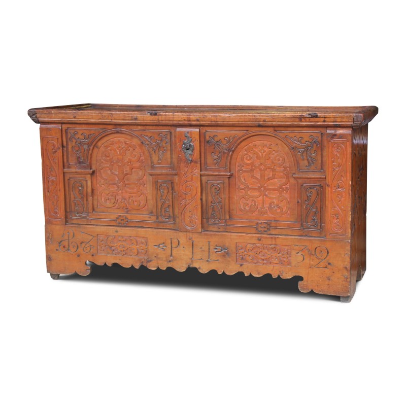 Un bahut \"Vallée de Gstaad\" en sapin richement sculpté avec serrure et coffret. Vers 1732 - Moinat - Buffet, Bars, Sideboards, Dressers, Chests, Enfilades