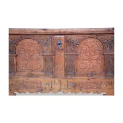 Eine reich verzierte Truhe aus Tannenholz im Stil des Gstaad-Tals mit Schloss und Aufbewahrungsfach. Um 1732.