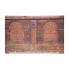 Un bahut \"Vallée de Gstaad\" en sapin richement sculpté avec serrure et coffret. Vers 1732 - Moinat - Buffet, Bars, Sideboards, Dressers, Chests, Enfilades