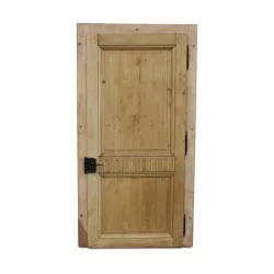 Une porte avec cadre en sapin.